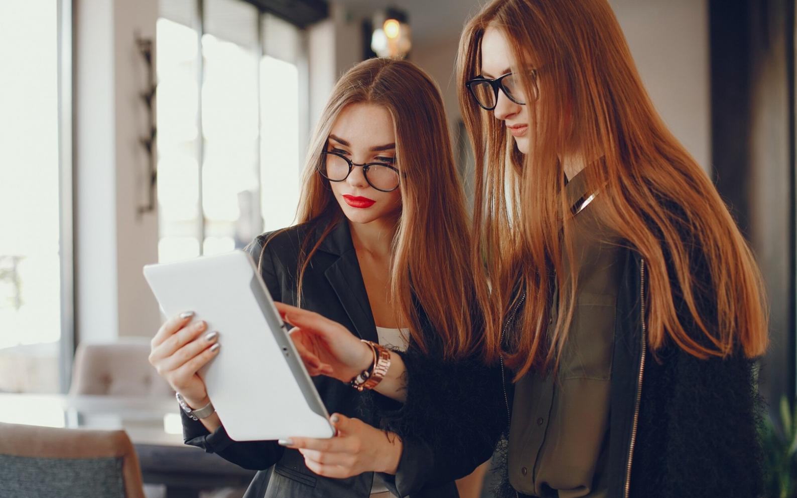 Finanzdaten und Analysen im modernen Büro